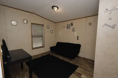 Cozy secluded home. Close to lakes, spacious yard for family & pet friendly!