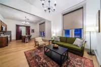 The Plum Suite - Spacious, Luxury 1-bedroom Apartment in Downtown Sedalia