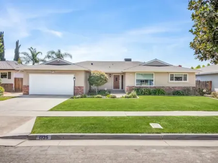 Fresno House, Sleep No. Beds, BBQ, Fire Pit, 4 Bed: 2 Bath Отели рядом с достопримечательностью «Oh Wow Nickel Arcade»