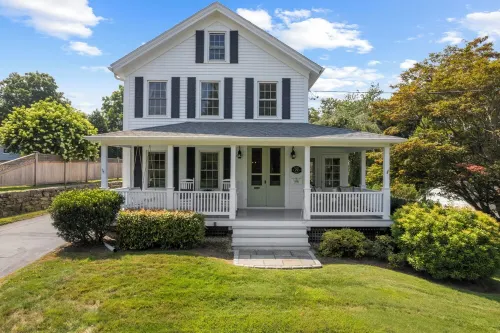The Farmhouse Downtown Mystic~Walk to Seaport, Shops and Restaurants