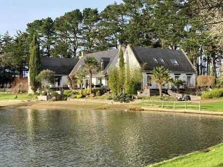 Beautiful outbuilding on property, seafront and golf course Отели в г. Бадан