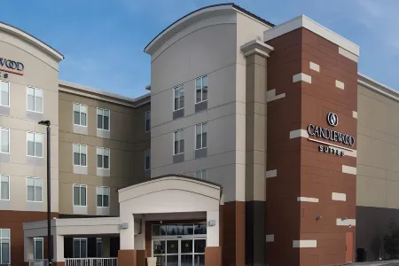Candlewood Suites West Edmonton - Mall Area Отели рядом с достопримечательностью «TELUS World of Science - Edmonton»