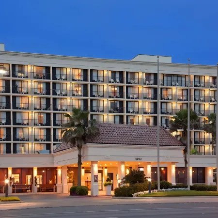 Holiday Inn Resort GALVESTON-ON THE BEACH by IHG Отели рядом с достопримечательностью «Schlitterbahn Galveston Island Waterpark»