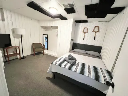 Cozy Reno NV House by DT & UNR w/ pool table Отели рядом с достопримечательностью «Парк Ранчо Сан Рафаел Офф-Лиш Дог»