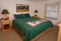 Dog-Friendly Fishing/Ski Log Home by River/Mountain – a Feeling of Old Ketchum