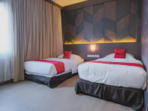 RedDoorz Plus near Gold Coast Ferry Terminal Batam Hotel dekat Gapura Bengkong Sadai