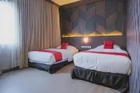 RedDoorz Plus near Gold Coast Ferry Terminal Batam Hotels in Bengkong