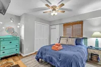 Coastal Cozy Condo: Pet Friendly! Steps to Beach, Perfect for Relaxing Getaways!