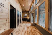 Cozy Hiker’s Retreat with Relaxing Hot Tub.