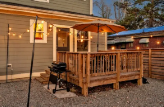 Stylish Durham Getaway Near Duke / DT - Fun Backyard