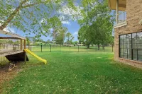 Gorgeous House on Golf Course with AC, WiFi, High Ceilings, Big Windows Hotels in Atascocita