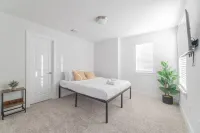 4BR/3.5BH Private Pool: 5M Airport, F1 & 2300 Sqft Hotels near Community First! Village