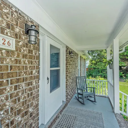 10 Mins to Sullivan's Island w/Fenced Backyard, Cozy Mt. P Ranch
