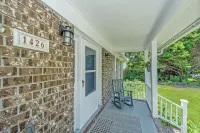 10 Mins to Sullivan's Island w/Fenced Backyard, Cozy Mt. P Ranch - Boutique