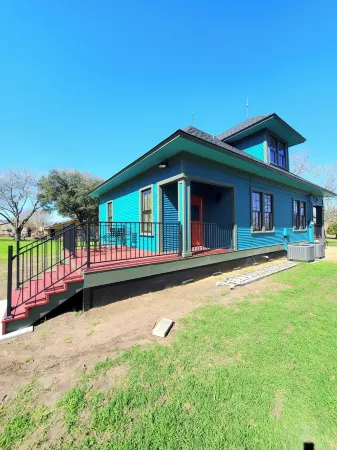 Historic Home with Whimsical Theme located 3 blocks from Shiner Brewery
