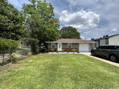 Cozy Home, fully fenced  with huge back yard