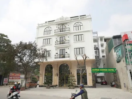 Sunflower Hotel by Huong Duong Hotel - Thanh Hoa Отели в г. Quang Xuong District