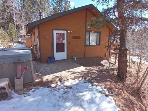 Bear Foot Getaway: Secluded Cabin in Aspens, deck, Hot Tub, 6Mi to Cripple Creek