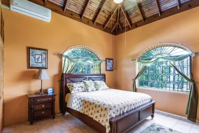 YanceyLargoEstate 2Br Villa w/Mountain Views by RedAwning