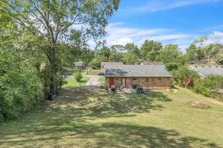 Cozy Retreat in Cincinnati 3 Bedroom Home by Redawning Отели рядом с достопримечательностью «Уинтон Вудс»