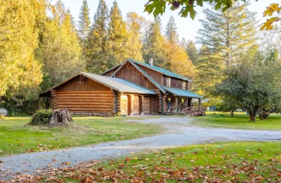 American Alps Lodge: Riverfront, Hot Tub, EV Charger, Game Room