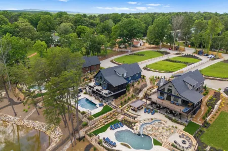 Blue Heron & Gray Fox by Avantstay 2 Lakefront Homes, Sleeps 44 Pool, Dock, Theater