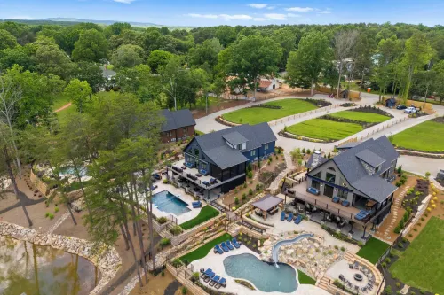 Blue Heron & Gray Fox by Avantstay 2 Lakefront Homes, Sleeps 44 Pool, Dock, Theater Hotel a Mountain Creek