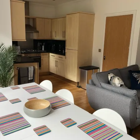 Apartmentsleeps6-Balcony-Freep-Whiterabbitretreat