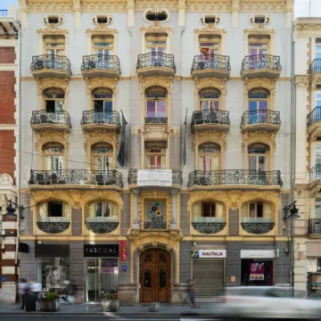 Red Nest Hostel Отели рядом с достопримечательностью «Башни Серранос»