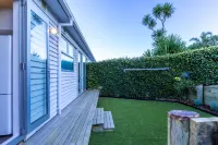 Sunny Character 2 Bedroom Home - Mission Bay Hotels in Orakei