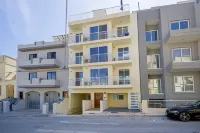 Summer Breeze Penthouse with Large Terrace and Hot Tub by Getaways Malta - Parking