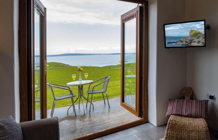 Kinbane Self Catering Cottages - 'Makem's Cottage'
