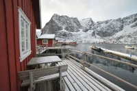 Reine Rorbuer - by Classic Norway Hotels - con vistas a la montaña