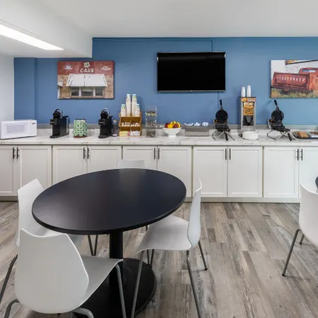 Super 8 by Wyndham Laredo
