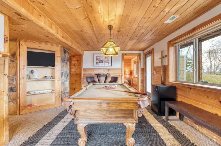 Chestnut by AvantStay Mountain Cabin w Treetop Views Hot Tub Game Room Отели рядом с достопримечательностью «Little Mountain Church Village»