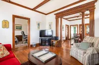 Cozy Cape Cod Bungalow King Queen WD Full Kitchen Wifi Desk Hotels in York