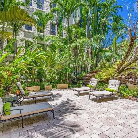 Heart of Palm Beach - free parking included, security safe, next to Breakers