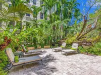 Heart of Palm Beach - free parking included, security safe, next to Breakers