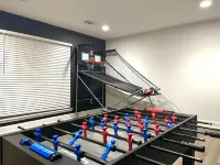 Private Pool, Game Room, King Bed, Sleeps 10, Baytown Home with WiFi & Parking