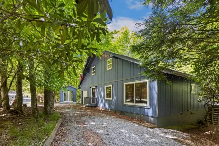 Mountain Retreat with Hot Tub and Game Room - Charming Cottage Escape Отели в г. Бич Маунтин