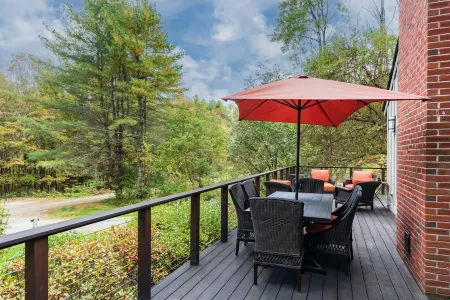 Open Concept, Wood-Burning Stove, Quechee Club Access - Exquisite Family Haven