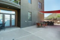 Central Location with Arcade Game and BBQ Grill - Elegant Retreat