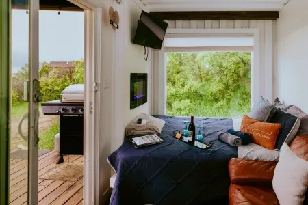 Modern Container Tiny Home • Private Hot Tub Отели рядом с достопримечательностью «Парк Уотерфронт»