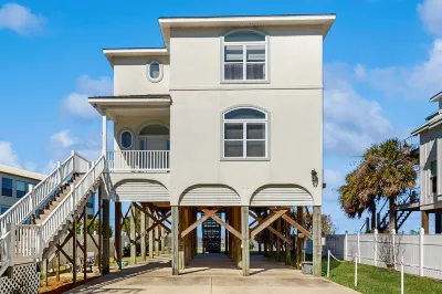 Gorgeous Home Right on the Bay w/Central AC, Balcony, and Free WiFi Hotels near Museum Plaza
