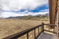 Unmatched Mountain Views and Outdoor Adventure - Stunning Log Retreat