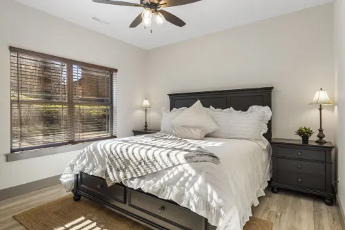 Scenic Deck and Community Hot Tub - Charming Retreat Hotels in Hollister