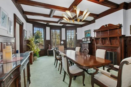 5 bdrm Victorian, built in 1881-With 21 rooms, on a hill on 4 VERY private acres Отели в г. Нью Виндзор