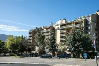 Wood Burning Fireplace and Private Balcony - Stunning Cozy Escape