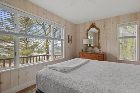 Stunning Lake Views and Spacious Outdoor Deck - Exquisite Vacation Haven