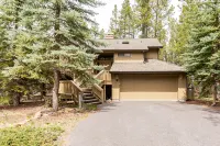Cozy Wood Fireplace and Private Hot Tub - Inviting Retreat